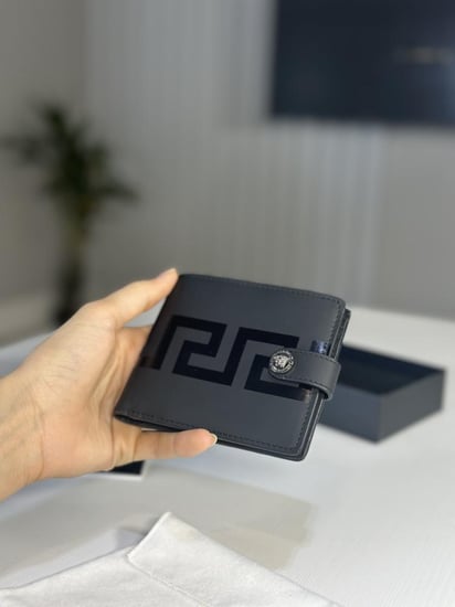 محفظة فرساتشي greeca logo medusa بنقشة فرزاتشي ولون اسود فخم