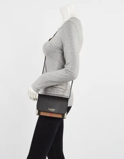 شنطة بربري كلاسيك Burberry Black Pebbled Leather/House Check Canvas Hampshire Crossbody Bag هامبشير كروس بودي بلون اسود و كانفاس سجنشر
