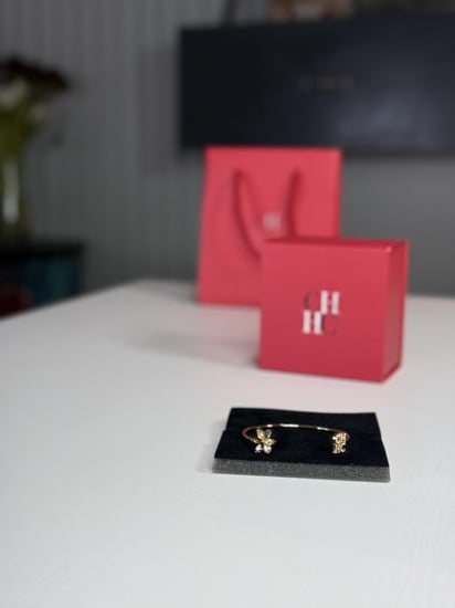 اسوار كارولينا نحيف بحجر لامع بشكل الياسمين Carolina Herrera thin Jasmin crystal bracelet