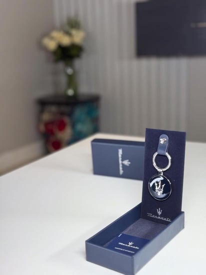 ميدالية مزراتي باللون الفضي و الكحلي Men Rose Gold Key Ring maserati