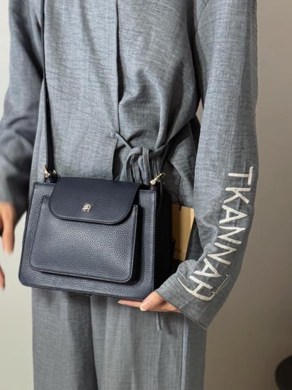 اجنر ديليا باللون الكخلي سمول delia aigner s satchel navy