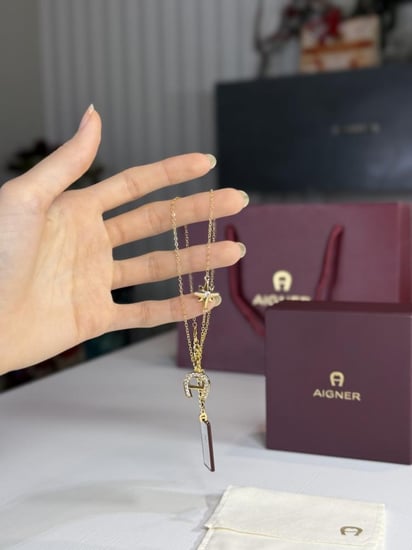 قلادة اجنر ذهبيه بعلامه اجنر ونجمه Aigner fashion necklace gold star