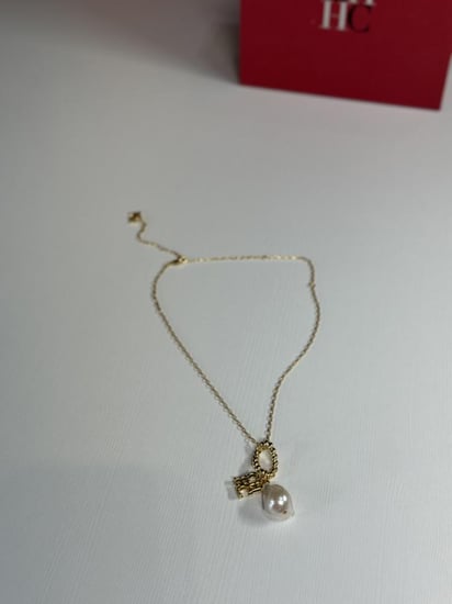سلسلة كارولينا بلؤلؤه متدليه فخمه مع علامة ch الانيقه - ذهبي