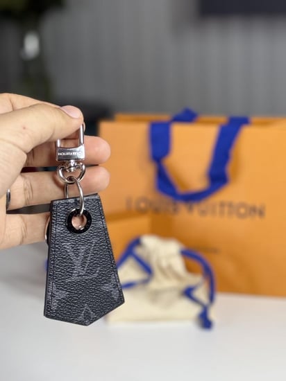 لويس فيتون ميداليه اكلابس كانفاس  مونوجرام Louis Vuitton Monogram Eclipse Canvas Enchappe Key Holder