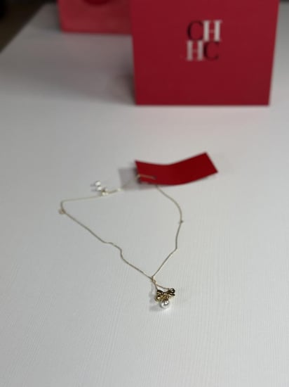 سلسلة كارولينا فيونكا انيقه بلؤلؤه متدليه بلون ذهبي وشعار CH necklace