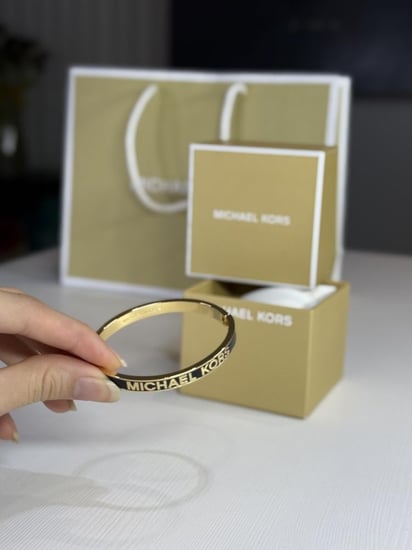 اسوار مايكل كورس بانقل نحيف اسود سجنشر Michael Kors Logo Bangle Bracelet Gold/Black