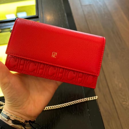 كارولينا ch mini crossbody red signature كروس باج ميني انقريف سجنشر بجلد طري احمر وهاردوير ذهبي