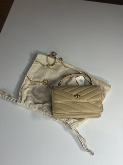توري برتش كيرا توب هاندل ميني كروس بودي  CHEVRON MINI TOP HANDLE CHAIN WALLET بلون نود وذهبي