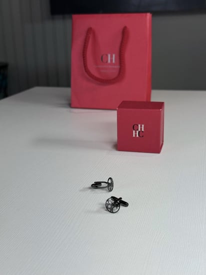 كبك كارولينا هريرا سجنشر اسود Carolina Herrera cufflink logo black