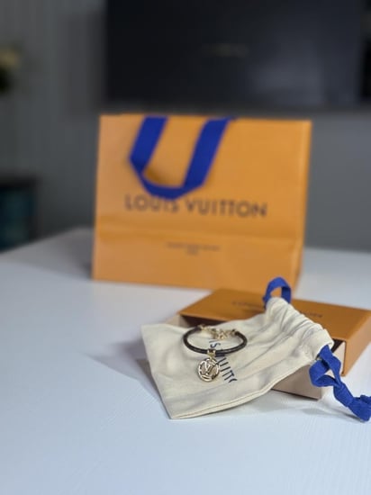 سوار لويس بعلامه متدليه وجلد سجنشر مونوجرام  M8437Z Louise Bracelet