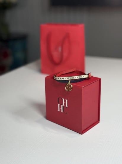 اسوار كارولينا جلد كحلي مع سجنشر بيج مع لوقو متدلي   Logo LEATHER SWEET ICONS INSIGNIA BRACELET