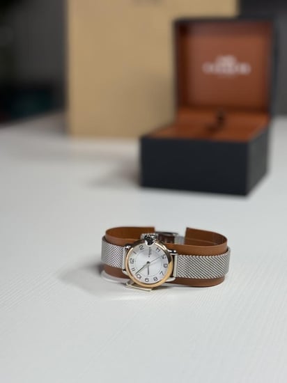 ساعة كوتش اردين بلون فضي وتفاصيل روز قولد