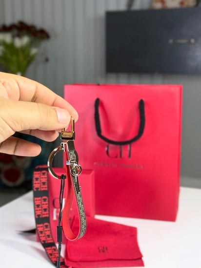 كارولينا هريرا ميدالية جلد بمفتاح ذهبي