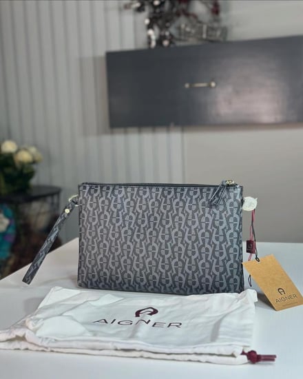 اقنر LILIA ICON POUCH WITH HAND LOOP باوتش ليليا ايكون بلون - اسود