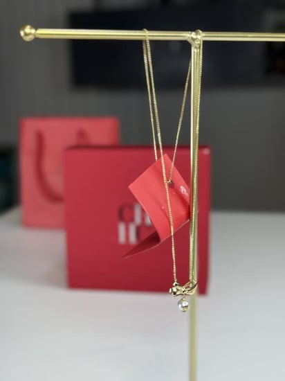 سلسلة كارولينا فيونكا انيقه بلؤلؤه متدليه بلون ذهبي وشعار CH necklace