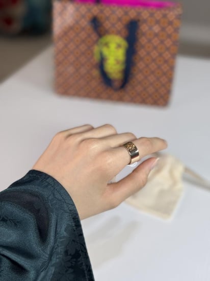خاتم توري برتش رفيع بعلامة توري لوقو tory burch gold BRITTEN RING