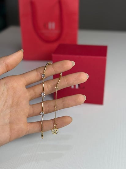 اسوار بانقل كارولينا سجنشر بزهرة كارولينا مطلي ذهبي Wide gold-plated cuff carolina herrira
