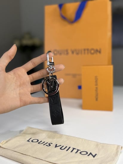 M01298 حامل مفاتيح ودلاية تزيين الحقيبة LV Shadow Dragonne