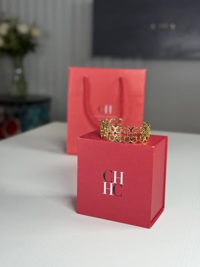 اسوار بانقل كارولينا سجنشر بزهرة كارولينا مطلي ذهبي Wide gold-plated cuff carolina herrira