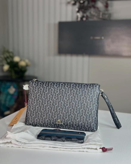 اقنر LILIA ICON POUCH WITH HAND LOOP باوتش ليليا ايكون بلون - اسود