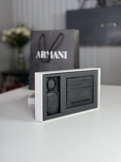 طقم ارماني مينوريكا باللون الاسود كارد هولدر وميداليه-EMPORIO ARMANI Minorca Wallet & Key Ring Gift Set in Leather
