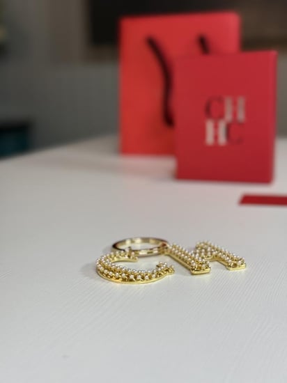 ميدالية كارولينا حرفين باللون الذهبي مزين باللولو Carolina Herrera Gold pearl keychain CH