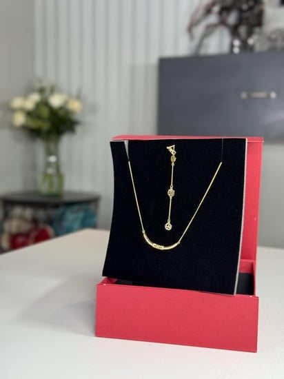 سلسلة كارولينا المطليه بالذهب بشعار كاولينا المرصع بالكريستال