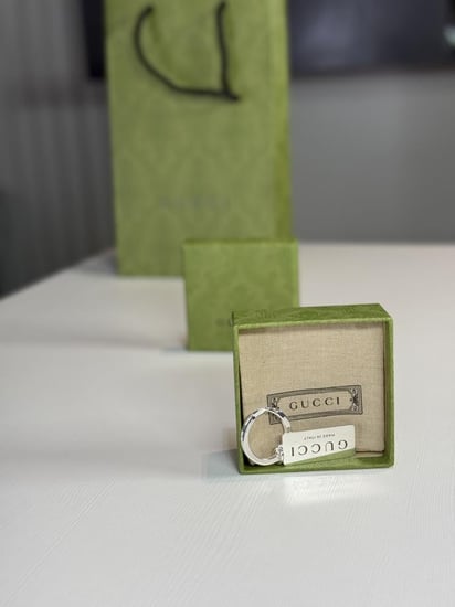ميدالية قوتشي من الفضه بشعار برجندي Gucci Trademark Sterling Silver Keyring