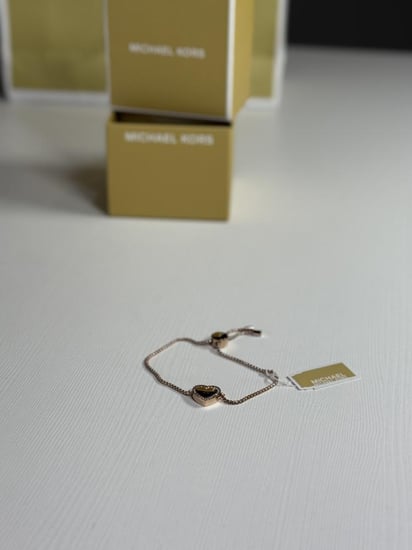 اسوار مايكل كورس Michael Kors Heritage Pave Logo Heart Slide Bracelet قلب روز قولد بعلامة مايكل مرصع بكريستال وتصميم منزلق