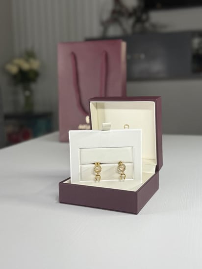 حلق اجنر متدلي بالاحجار اللامعه ولوقو ذهبي  aigner drop earring gold