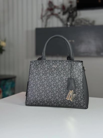 دكني شنطة بيج ميديم ساتشل بلون اسود سجنشر Piage md satchel black signature dkny bag