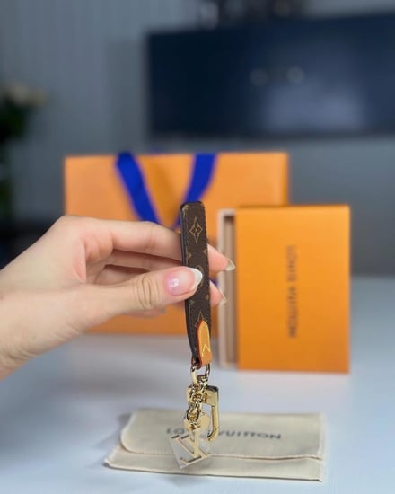 ميدالية او تعليقة لويس فيتون كانفاس سجنشر بنيه M01184 Llavero LV Cherished Tab