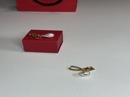 حلق كارولينا هريرا لولو كبير متدلي مزين بشعار كارولينا  logo CH earring big pearl drop