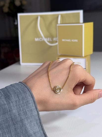 اسوار مايكل كورس ذهبي مع تصميم لولو صدفي وعلامة مايكل كورس