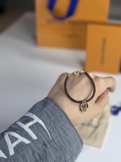 سوار لويس بعلامه متدليه وجلد سجنشر مونوجرام  M8437Z Louise Bracelet