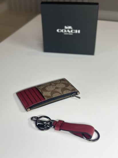 كوتش طقم كوتش ليميتد ادشن محفظة وميداليه - احمر/ كاكي سجنشر