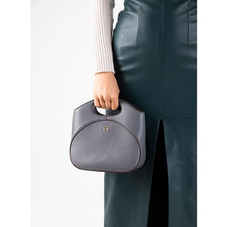 اجنر حقيبة يد باربرا سمول بلون رمادي وتقاصيل ذهبيه-BARBARA HANDBAG S