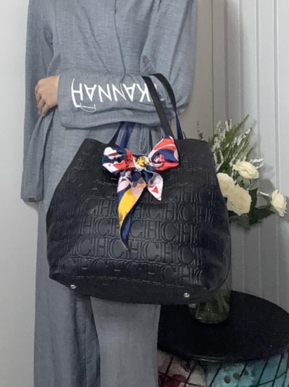 كارولينا ماتريوشكا اكس لارج سجنشر بلون اسود وسكارف كارولينا  MATRYOSHKA XL | LARGE SHOULDER BAG carolina herrera