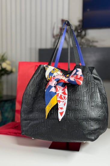 كارولينا ماتريوشكا اكس لارج سجنشر بلون اسود وسكارف كارولينا  MATRYOSHKA XL | LARGE SHOULDER BAG carolina herrera