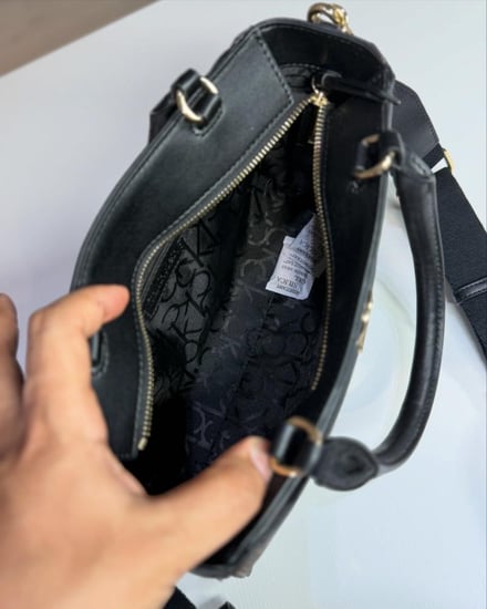 كالفن كلاين توب هاندل سجتشتر مع محفظة