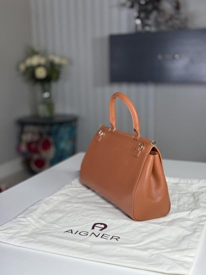 اجنر شنطة توب هاندل ميديم سليست CELESTE HANDBAG M بجلد ناعم ولون بني