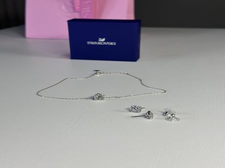 طقم سلسلة سوارفسكي فضي بسلسلة راقصه Swarovski Sparkling Dance 5642929