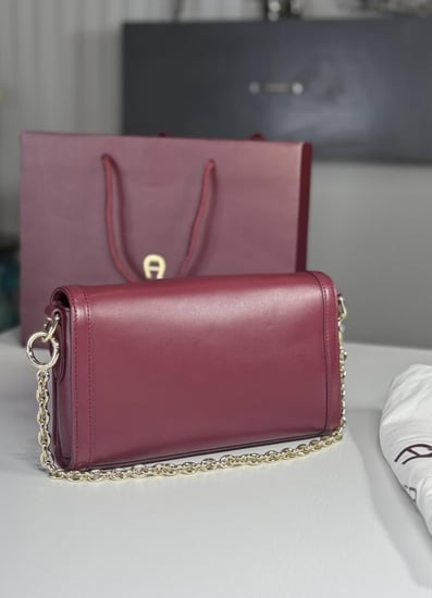 اجنر لويزا S جلد ناعم ومعدن ذهبي- برقندي /Luisa S Shoulder bag smooth cow