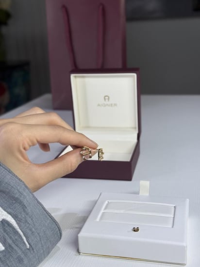 حلق اجنر لوقو حذوة ذهبي مرصع بالكريستال aigner gold fashion earrings