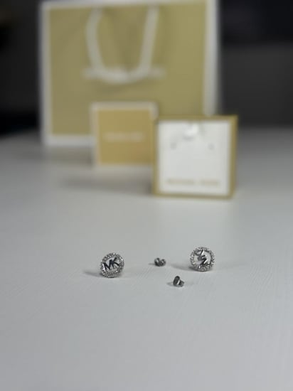 حلق مايكل كورس فضي بايطار دائري مرصع بالكريستال ولوقو mk silver round earring