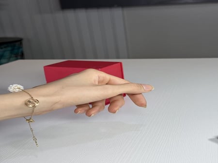 اسوار كارولينا هريرا ذهبي بمجموعه من الؤلؤ المجموعه ch pearl drop bracelet gold