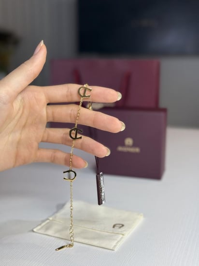 اسوار اجنر ذهبي مزين بحرف اجنر Aigner gold fashion bracelet