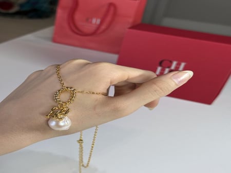 سلسلة كارولينا بلؤلؤه متدليه فخمه مع علامة ch الانيقه - ذهبي