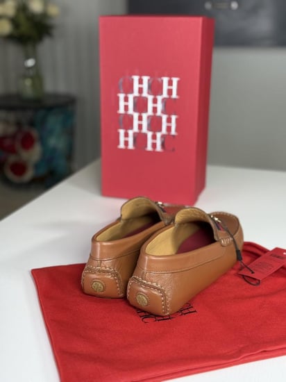 لوفر كارولينا هريرا Carolina Herrera Loafers Initials Insignia Leather من الجلد الطري ببطانه- بني