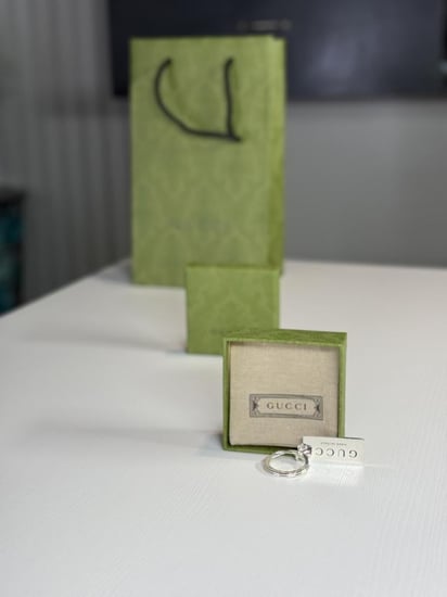 ميدالية قوتشي من الفضه بشعار برجندي Gucci Trademark Sterling Silver Keyring